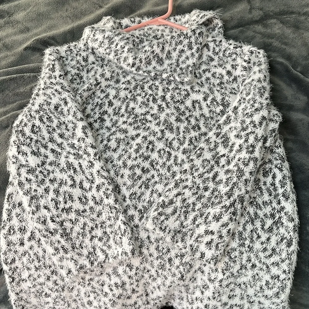 Vince Camuto fuzzy sweater sz S